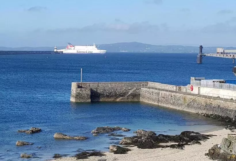 تختخواب و صبحانه The Hut Wales   A Sea Front Inn