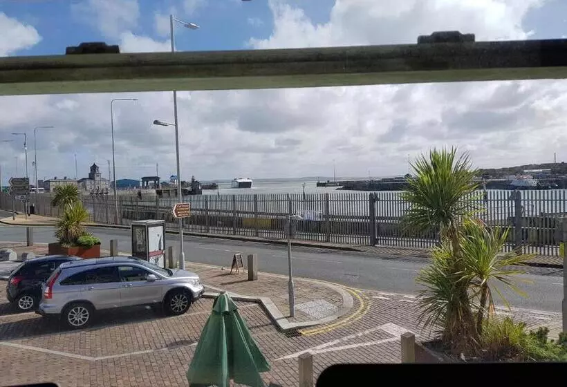 تختخواب و صبحانه The Hut Wales   A Sea Front Inn