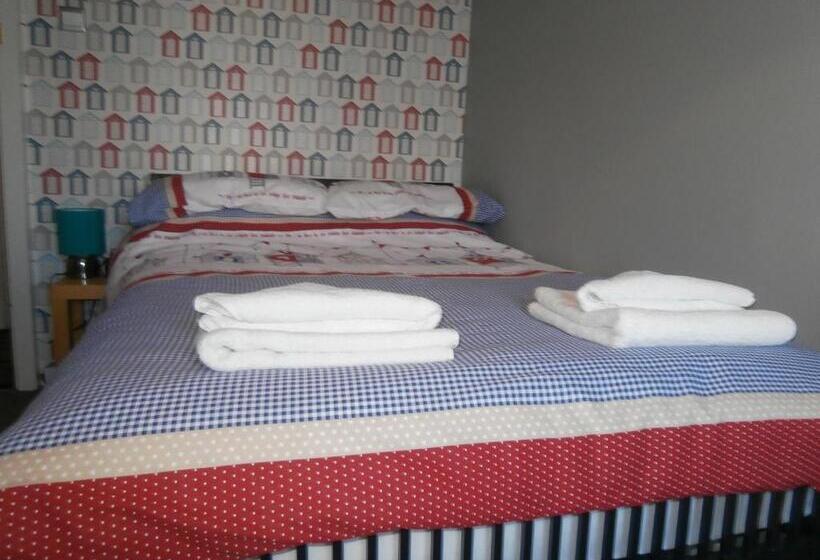 تختخواب و صبحانه The Hut Wales A Sea Front Inn