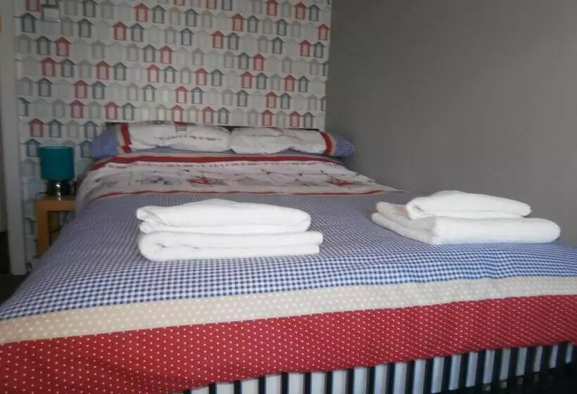 تختخواب و صبحانه The Hut Wales   A Sea Front Inn