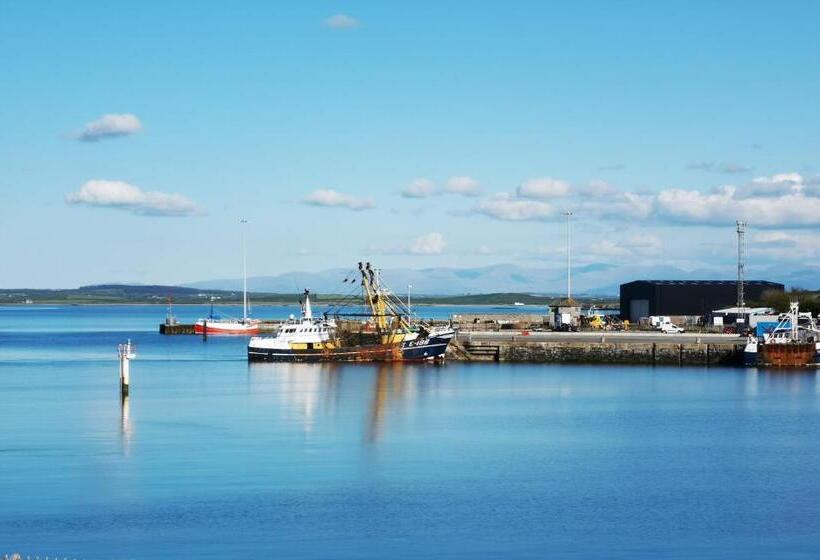 تختخواب و صبحانه The Hut Wales A Sea Front Inn