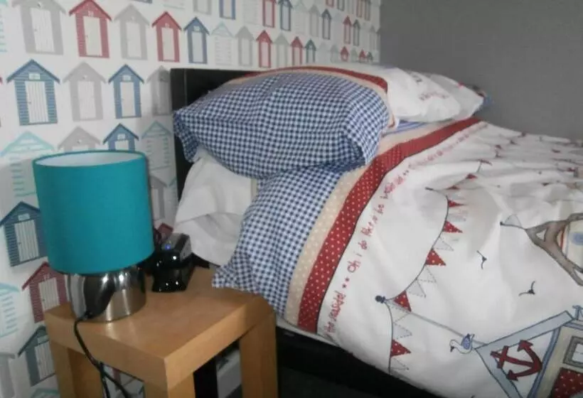 تختخواب و صبحانه The Hut Wales   A Sea Front Inn