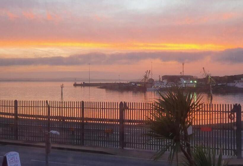 تختخواب و صبحانه The Hut Wales A Sea Front Inn