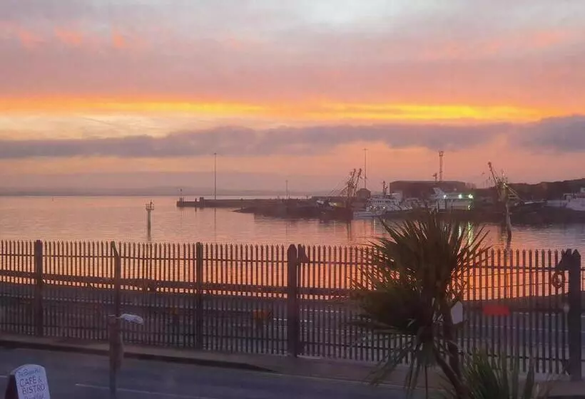 تختخواب و صبحانه The Hut Wales   A Sea Front Inn