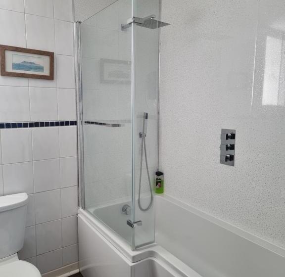 تختخواب و صبحانه The Hut Wales A Sea Front Inn