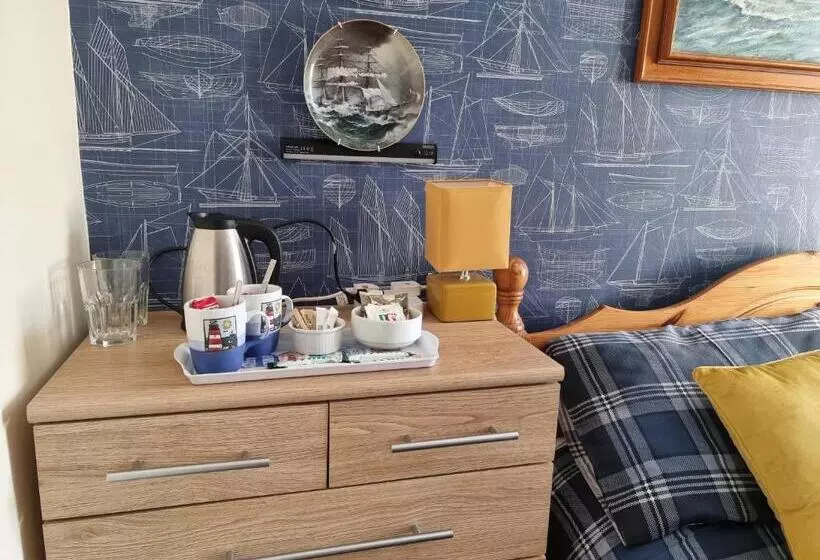 تختخواب و صبحانه The Hut Wales   A Sea Front Inn
