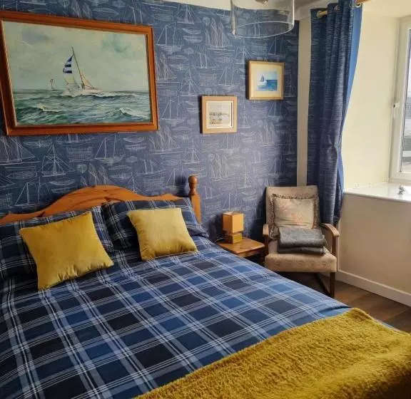 تختخواب و صبحانه The Hut Wales   A Sea Front Inn