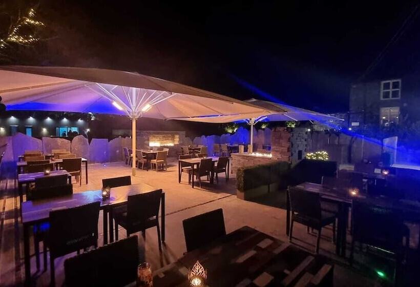 בית מלון כפרי Aberdunant Hall