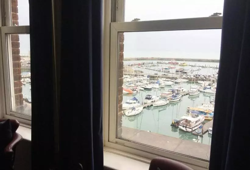 Hotelli Royal Temple Yacht Club