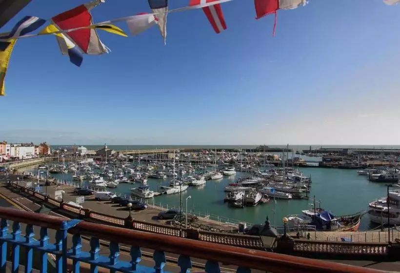 Hotelli Royal Temple Yacht Club