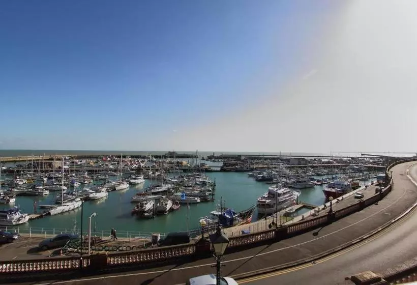 Hotelli Royal Temple Yacht Club