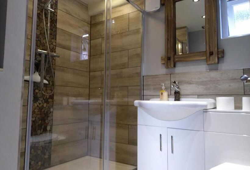 Lledr House Hostel Near Two Zip World Sites