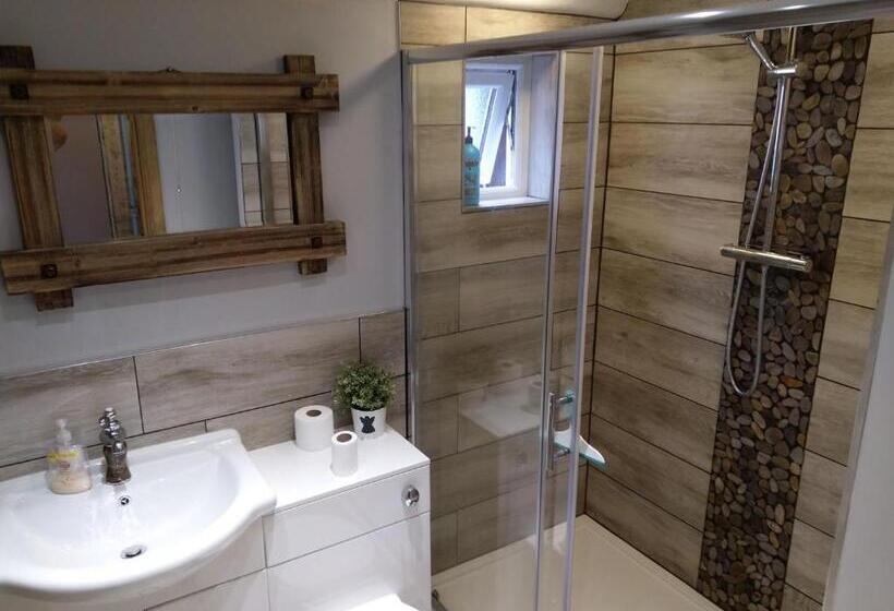 Lledr House Hostel Near Two Zip World Sites