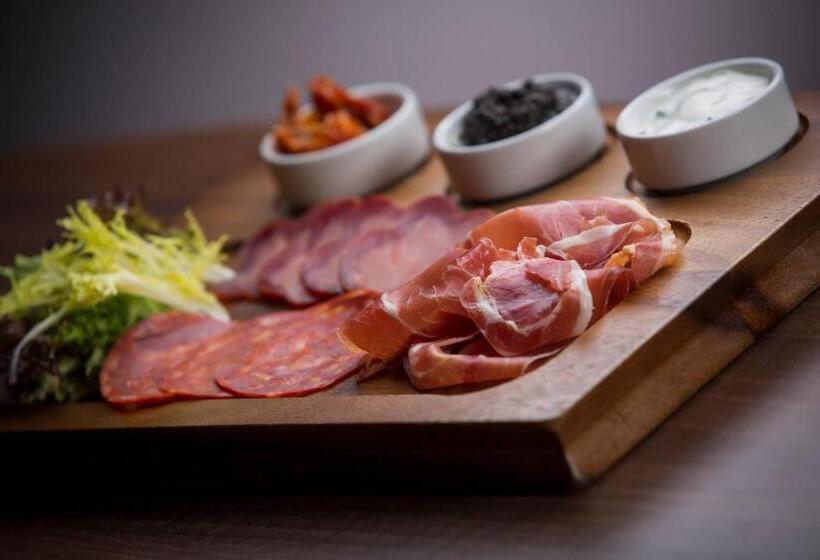 The Enniskillen Hotel And Motel