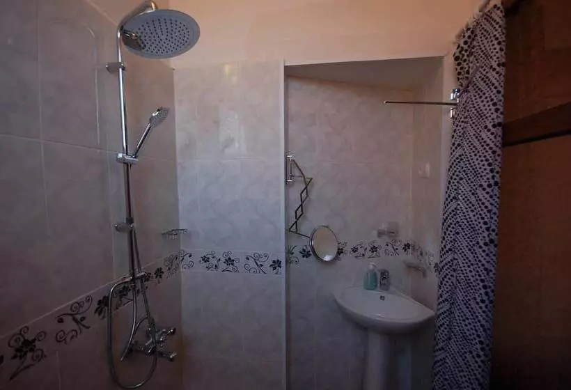 هاستل Lelis Guest House