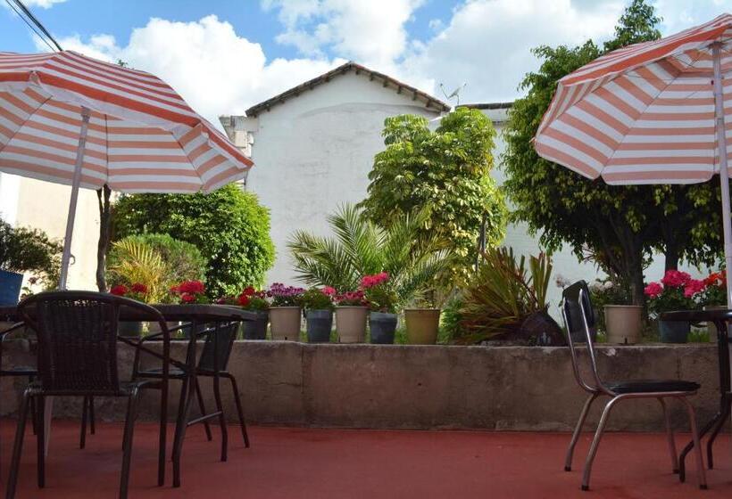 הוסטל Hostal Juana De Arco