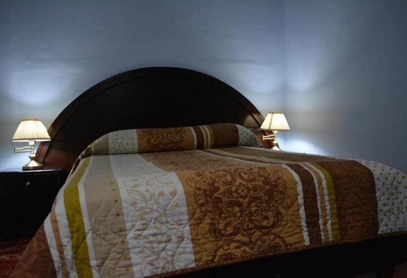 הוסטל Hostal Juana De Arco