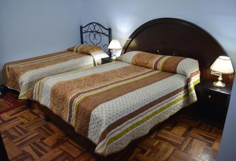 הוסטל Hostal Juana De Arco