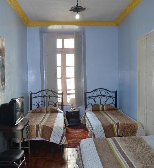 הוסטל Hostal Juana De Arco