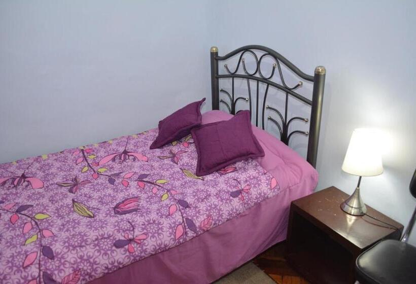 הוסטל Hostal Juana De Arco