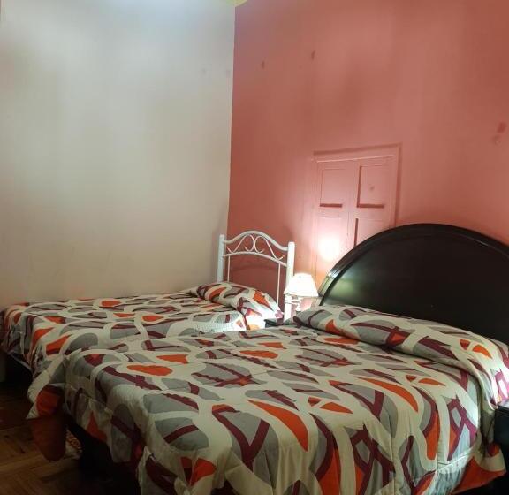 הוסטל Hostal Juana De Arco