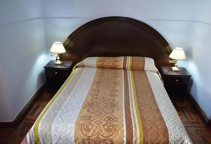 הוסטל Hostal Juana De Arco