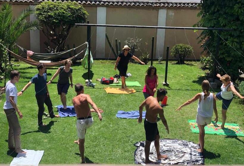 הוסטל Hostal Juana De Arco