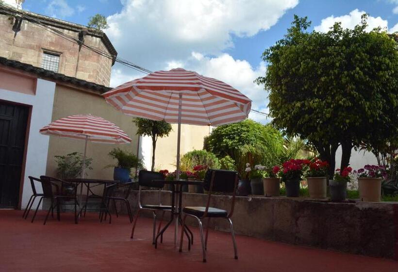 הוסטל Hostal Juana De Arco