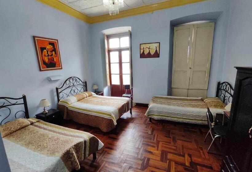 הוסטל Hostal Juana De Arco
