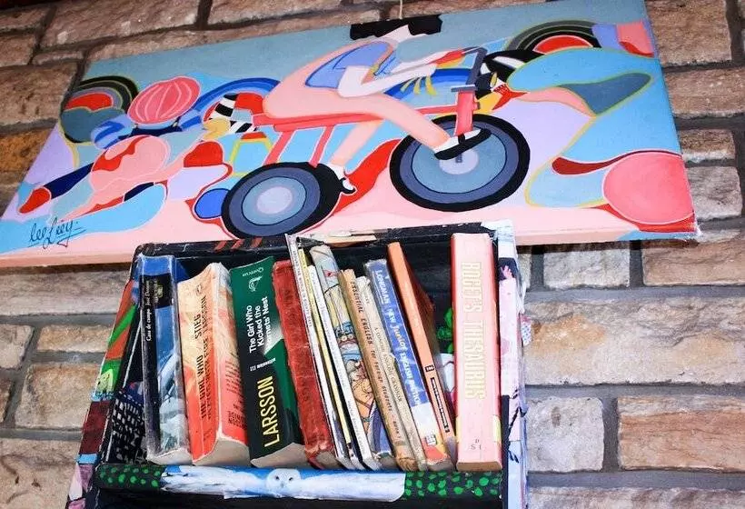 Zeppelin Art Hostel