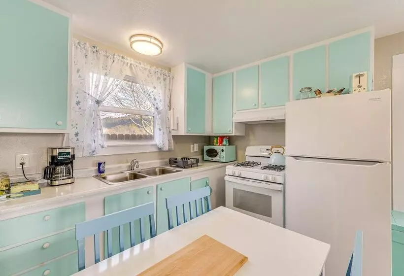 Cozy Norcal Cottage: 2 Mi To Redwoods & Beaches!