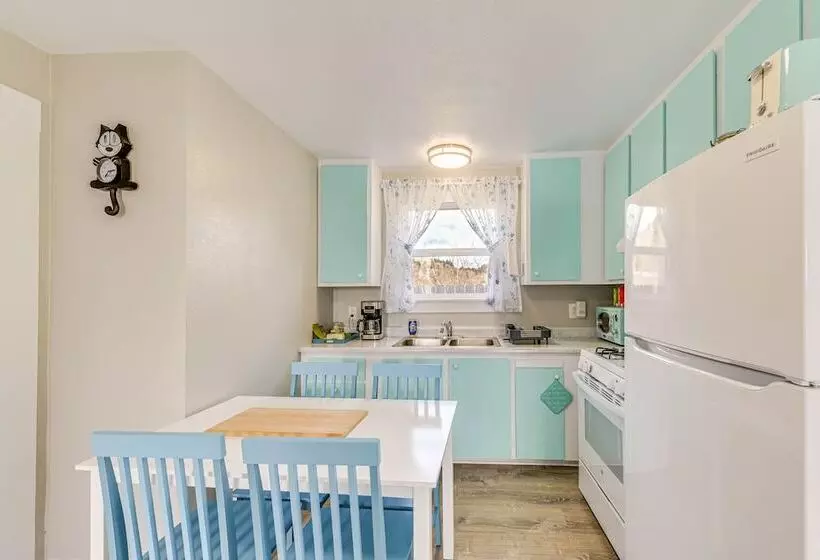 Cozy Norcal Cottage: 2 Mi To Redwoods & Beaches!