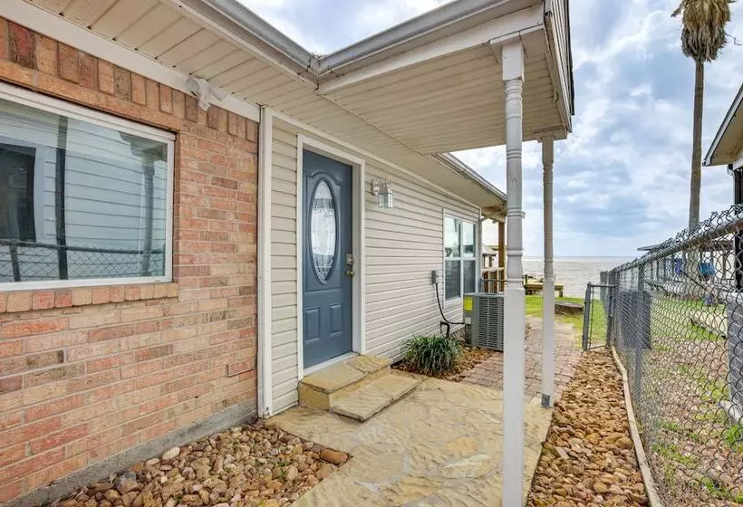 Lakefront Livingston Retreat W/ Dock & Fire Pit!