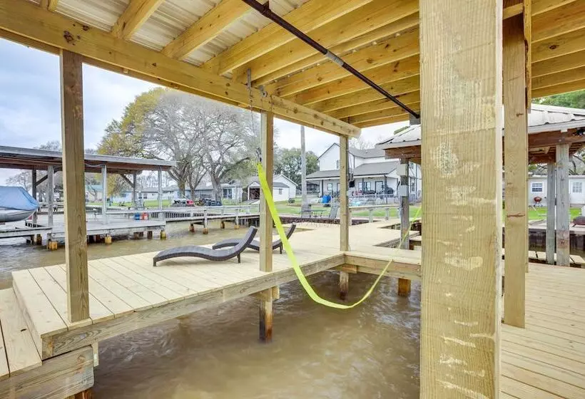 Lakefront Livingston Retreat W/ Dock & Fire Pit!