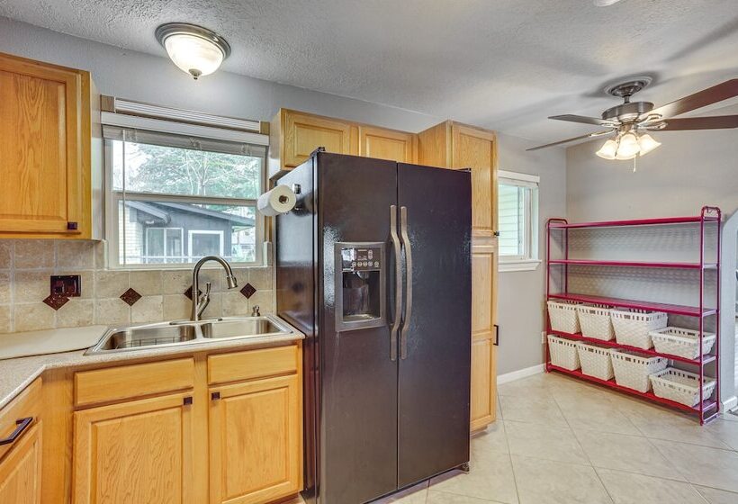 Lakefront Livingston Retreat W/ Dock & Fire Pit!