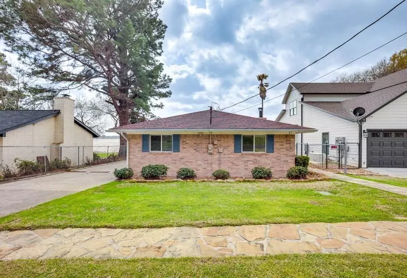 Lakefront Livingston Retreat W/ Dock & Fire Pit!