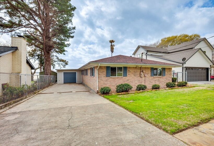 Lakefront Livingston Retreat W/ Dock & Fire Pit!