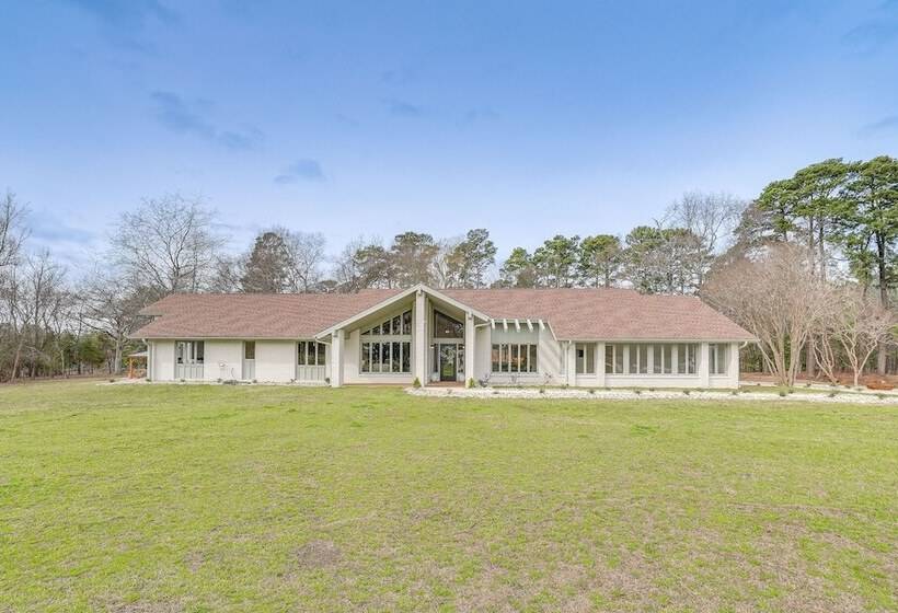 Peaceful Longview Home W/ Pond, 6 Mi To Downtown!