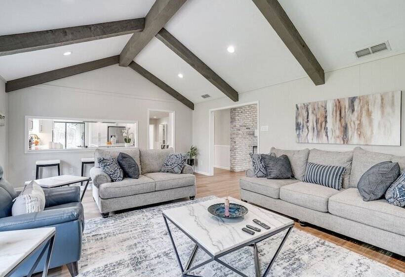 Peaceful Longview Home W/ Pond, 6 Mi To Downtown!