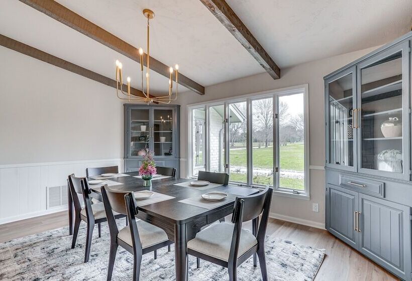 Peaceful Longview Home W/ Pond, 6 Mi To Downtown!