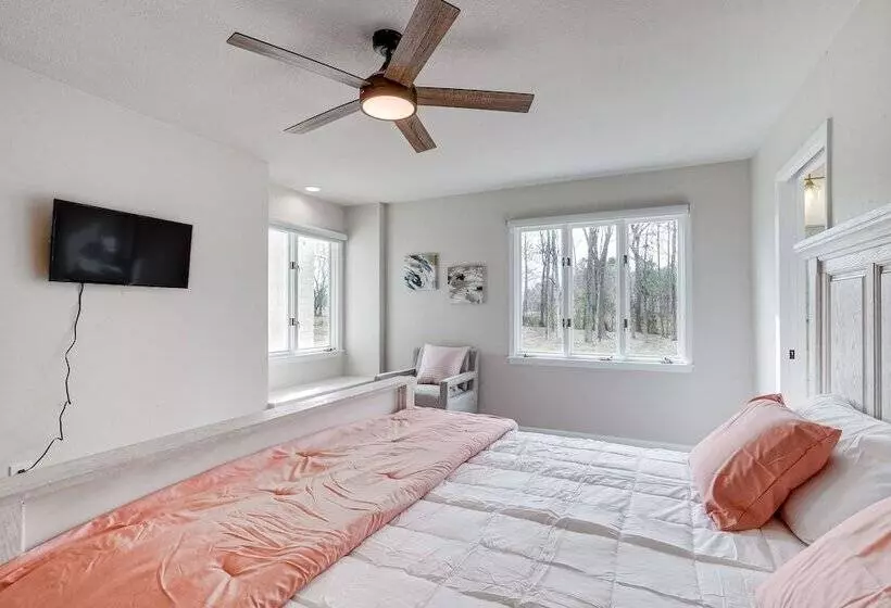 Peaceful Longview Home W/ Pond, 6 Mi To Downtown!