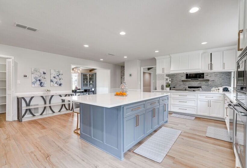 Peaceful Longview Home W/ Pond, 6 Mi To Downtown!