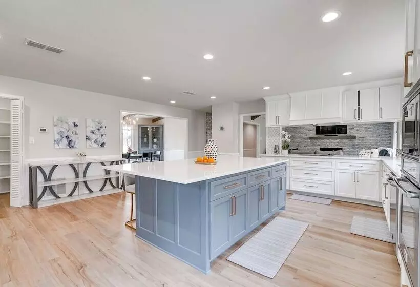 Peaceful Longview Home W/ Pond, 6 Mi To Downtown!