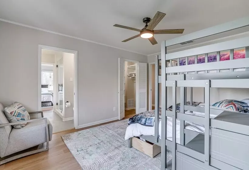 Peaceful Longview Home W/ Pond, 6 Mi To Downtown!