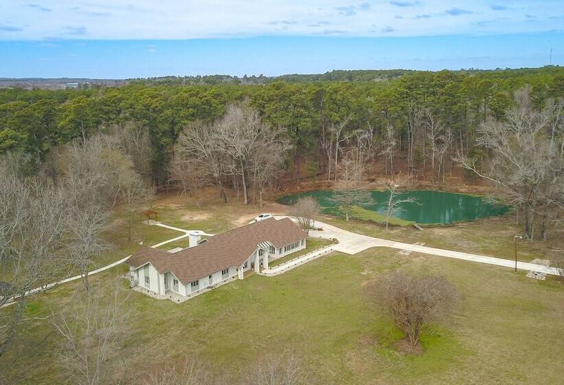 Peaceful Longview Home W/ Pond, 6 Mi To Downtown!