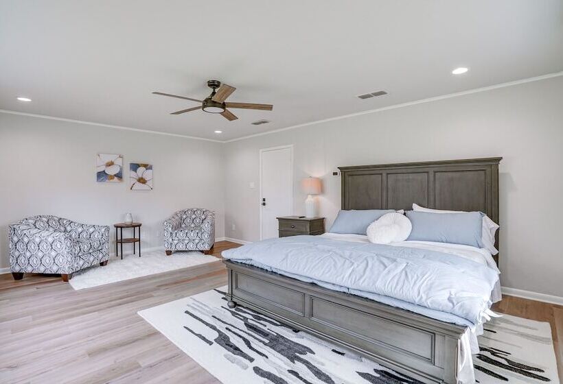 Peaceful Longview Home W/ Pond, 6 Mi To Downtown!