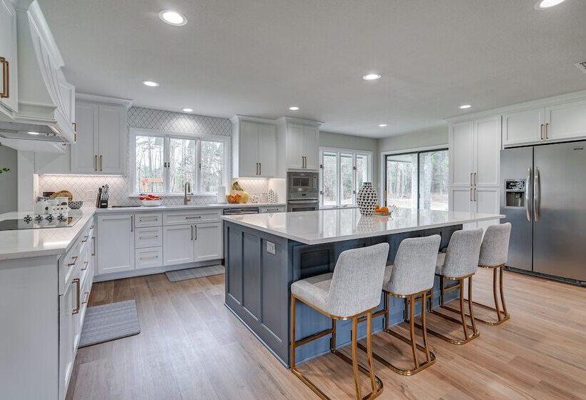 Peaceful Longview Home W/ Pond, 6 Mi To Downtown!