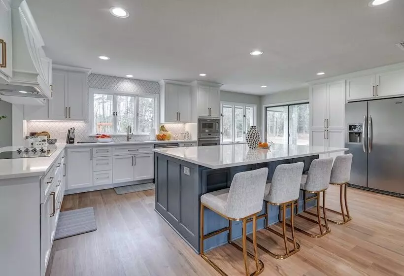 Peaceful Longview Home W/ Pond, 6 Mi To Downtown!