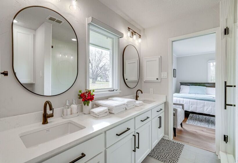 Peaceful Longview Home W/ Pond, 6 Mi To Downtown!