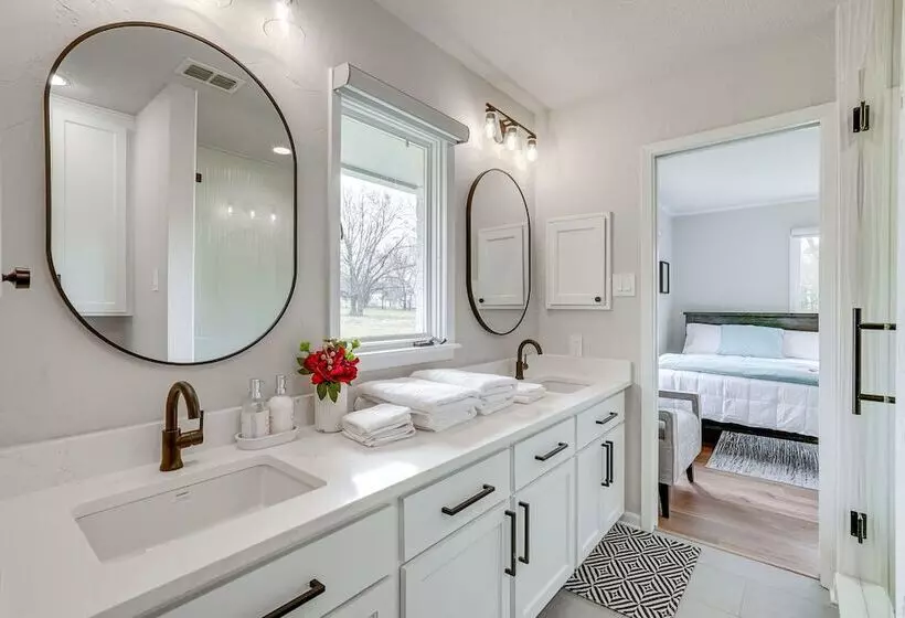 Peaceful Longview Home W/ Pond, 6 Mi To Downtown!